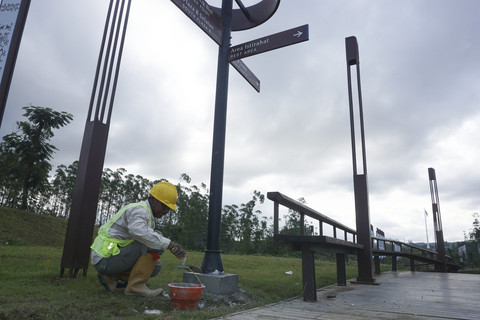 Pekerja menyelesaikan pengerjaan Plaza Bhinneka Tunggal Ika di Kawasan Inti Pusat Pemerintahan (KIPP), Ibu Kota Nusantara (IKN), Penajam Paser Utara, Kalimantan Timur, Sabtu (5/7/2025). Foto: Aditya Nugroho/ANTARA FOTO