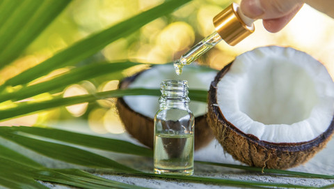 Ilustrasi minyak kelapa. Foto: Shutterstock