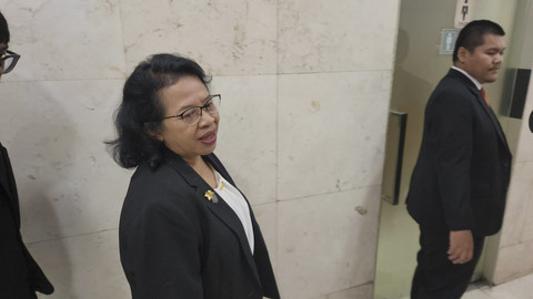 Calon Duta Besar Dhaka Listyowati berjalan saat menjalani fit and proper test di Kompleks Parlemen, Senayan, Jakarta, Minggu (6/7/2025). Foto: Haya Syahira/kumparan