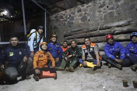 Bupati Bogor Rudy Susmanto mengecek lokasi bencana banjir bandang yang menerjang kawasan Pondok Pesantren Al Barokah, Kampung Rawa Sedek, RT 01/04, Desa Megamendung. Foto: Instagram/ @kabupaten.bogor