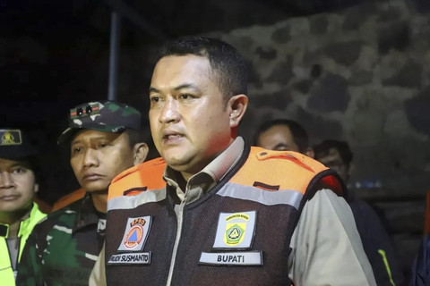 Bupati Bogor Rudy Susmanto mengecek lokasi bencana banjir bandang yang menerjang kawasan Pondok Pesantren Al Barokah, Kampung Rawa Sedek, RT 01/04, Desa Megamendung. Foto: Instagram/ @kabupaten.bogor