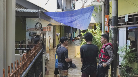 Banjir di kawasan Kebon Pala, Jakarta Timur, Minggu (6/7/2025). Foto: Jonathan Devin/kumparan