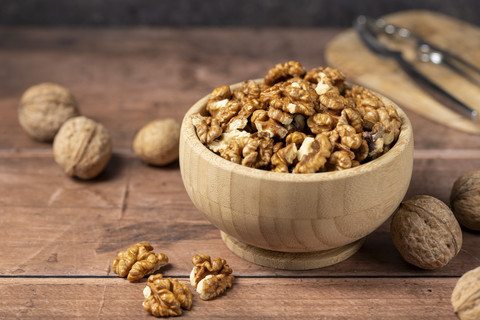 Ilustrasi kacang kenari. Foto: Shutterstock
