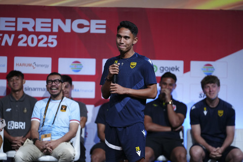 Pemain Oxford United Marselino Ferdinan menjawab pertanyaan wartawan saat sesi konferensi pers jelang Piala Presiden 2025 di Jakarta, Jumat (4/7/2025). Foto: Dok. Piala Presiden