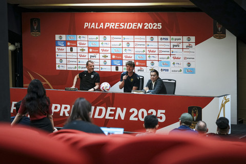 Pelatih Oxford United, Gary Rowett menyaksikan pemain Ole Romeny menjawab pertanyaan wartawan saat sesi konferensi pers jelang Piala Presiden 2025 di Stadion Utama Gelora Bung Karno, Jakarta, Sabtu (5/7/2025). Foto: Dok. Piala Presiden