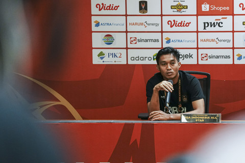 Pemain Liga Indonesia All Star Akbar Tanjung menjawab pertanyaan wartawan saat sesi konferensi pers jelang Piala Presiden 2025 di Stadion Utama Gelora Bung Karno, Jakarta, Sabtu (5/7/2025). Foto: Dok. Piala Presiden