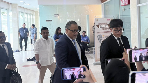 Calon duta besar penempatan Kuala Lumpur, Malaysia Raden Dato Mohammad Iman Hascarya Kusumo berjalan saat ingin menjalani fit and proper test di Kompleks Parlemen, Senayan, Jakarta, Minggu (6/7/2025). Foto: Haya Syahira/kumparan