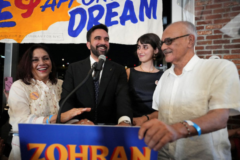 Calon Wali Kota New York City, Zohran Mamdani (tengah kiri) dan istrinya, ilustrator dan animator Rama Duwaji (tengah kanan). Foto: David 'Dee' Delgado/REUTERS
