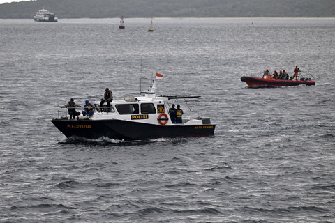 Petugas melakukan pencarian dalam operasi SAR tenggelamnya KMP Tunu Pratama Jaya di perairan Selat Bali, Jembrana, Bali, Sabtu (5/7/2025). Foto: Sonny Tumbelaka/AFP