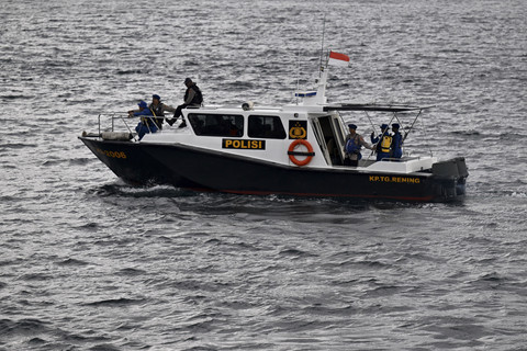 Petugas melakukan pencarian dalam operasi SAR tenggelamnya KMP Tunu Pratama Jaya di perairan Selat Bali, Jembrana, Bali, Sabtu (5/7/2025). Foto: Sonny Tumbelaka/... </div>
<div class=