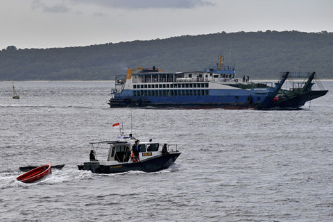 Petugas menemukan sekoci saat melakukan pencarian dalam operasi SAR tenggelamnya KMP Tunu Pratama Jaya di perairan Selat Bali, Jembrana, Bali, Sabtu (4/7/2025). Foto: Sonny Tumbelaka/AFP