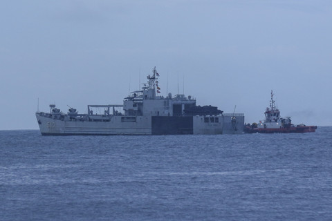 KRI Teluk Ende-517 berlayar pada operasi SAR pencarian korban tenggelamnya KMP Tunu Pratama Jaya di Selat Bali, Banyuwangi, Jawa Timur, Sabtu (5/7/2025). Foto: Budi Candra Setya/ANTARA FOTO