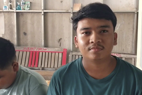 ZI (kiri) dan kakaknya Heryatno di warung milik mereka di Desa Karangsong, Kecamatan Indrwmayu, Kabupaten Indramayu, Jumat (4/7/2... </div>
<div class=