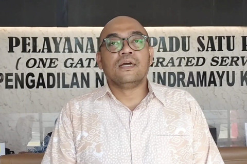 Juru Bicara PN Indramayu, Adrian Anju Purba saat memberikan keterangan terkait gugatan kakek kandung ke cucu yang berumur 12 tahun, Jumat (4/7/2025). Foto: Dok. kumparan