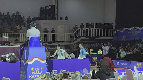 Kapolri Jenderal Listyo Sigit Prabowo-Marcus Gideon melawan Menteri ESDM Bahlil Lahadalia-Adrian Pratama dalam laga bulutangkis Piala Kapolri di GOR UNJ, Jakarta Timur, Minggu (6/7/2025). Foto: Jonathan Devin/kumparan