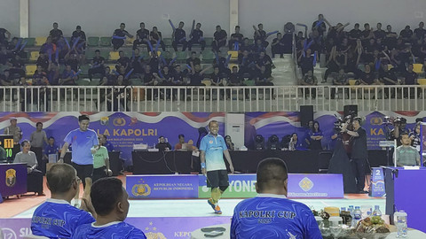Kapolri Jenderal Listyo Sigit Prabowo-Marcus Gideon melawan Menteri ESDM Bahlil Lahadalia-Adrian Pratama dalam laga bulutangkis Piala Kapolri di GOR UNJ, Jakarta Timur, Minggu (6/7/2025). Foto: Jonathan Devin/kumparan