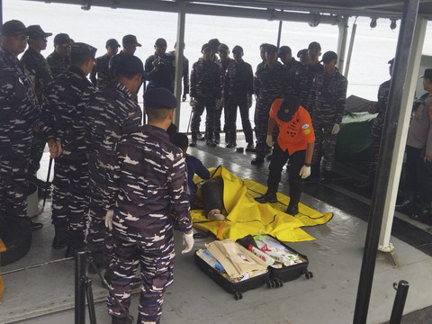 Satu korban berjenis kelamin laki-laki KMP Tunu Pratama Jaya ditemukan pada pencarian hari keempat, Minggu (6/7/2025).
Foto: Dok. Istimewa
