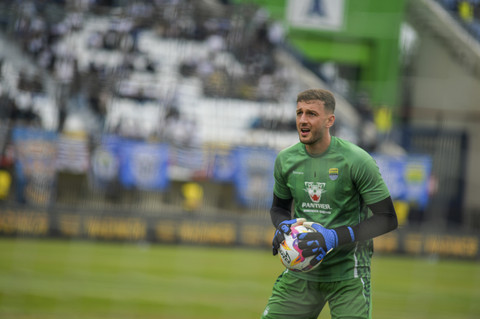 Penjaga gawang Persib Bandung Adam Przybek melakukan pemanasan sebelum menjalani pertandingan perdana Piala Presiden Grup B melawan Port FC di Stadion Si Jalak Harupat, Bandung, Jawa Barat, Minggu (6/7/2025). Foto: Raisan Al Farisi/ANTARA FOTO