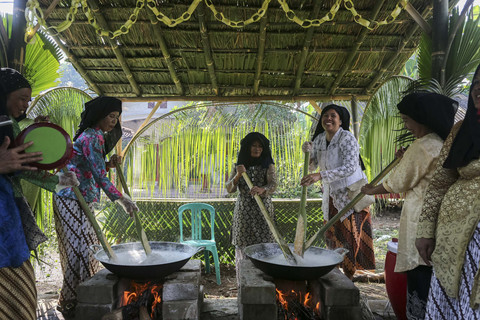 Warga mengikuti lomba memasak bubur suro saat Festival Bubur Suro di Desa Wisata Bandung, Banjar, Kabupaten Pandeglang, Banten, Minggu (6/7/2025). Foto: Angga Budhiyanto/ANTARA FOTO