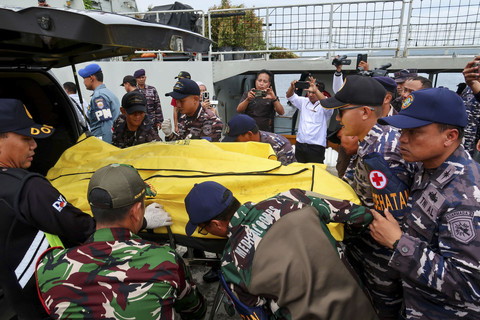 Prajurit TNI AL memindahkan jenazah dari atas KRI Tongkol-813 ke ambulans di Pelabuhan Pusri Ketapang, Banyuwangi, Jawa Timur, Minggu (6/7/2025). Foto: Budi Candra Setya/ANTARA FOTO
