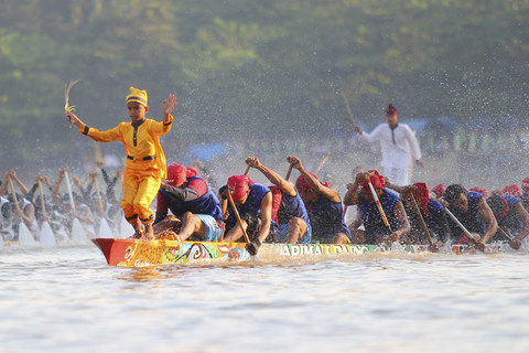 Ilustrasi Pacu Jalur. Foto: Fadli Suandi/Shutterstock
