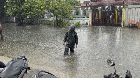 Banjir di Jalan Tebet Barat I, Tebet, Jakarta Selatan, Minggu (6/7/2025). Foto: Abid Raihan/kumparan
