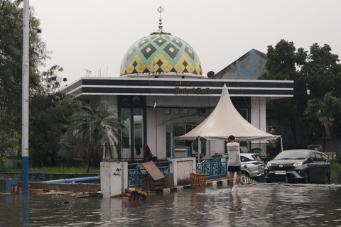 Banjir menggenangi Jalan KH Ahmad Dahlan di Kelurahan Petir, Kecamatan Cipondoh, Tangerang Selatan, Minggu (6/7/2025). Foto: Anton William/kumparan
