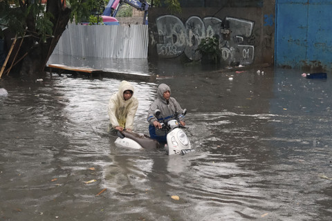 Banjir menggenangi Jalan KH Ahmad Dahlan di Kelurahan Petir, Kecamatan Cipondoh, Tangerang Selatan, Minggu (6/7/2025). Foto: Anton William/kumparan