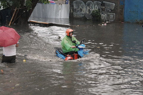 Banjir menggenangi Jalan KH Ahmad Dahlan di Kelurahan Petir, Kecamatan Cipondoh, Tangerang Selatan, Minggu (6/7/2025). Foto: Anton William/kumparan