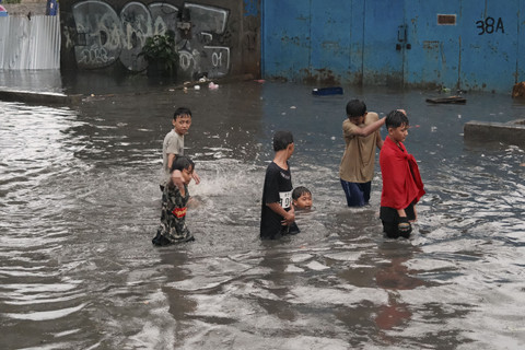 Banjir menggenangi Jalan KH Ahmad Dahlan di Kelurahan Petir, Kecamatan Cipondoh, Tangerang Selatan, Minggu (6/7/2025). Foto: Anton William/kumparan