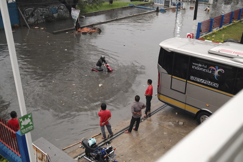 Banjir menggenangi Jalan KH Ahmad Dahlan di Kelurahan Petir, Kecamatan Cipondoh, Tangerang Selatan, Minggu (6/7/2025). Foto: Anton William/kumparan
