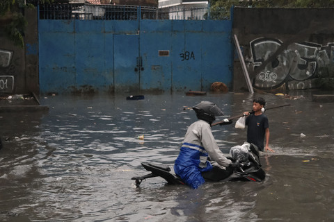 Banjir menggenangi Jalan KH Ahmad Dahlan di Kelurahan Petir, Kecamatan Cipondoh, Tangerang Selatan, Minggu (6/7/2025). Foto: Anton William/kumparan