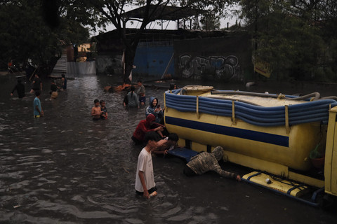 Banjir menggenangi Jalan KH Ahmad Dahlan di Kelurahan Petir, Kecamatan Cipondoh, Tangerang Selatan, Minggu (6/7/2025). Foto: Anton William/kumparan