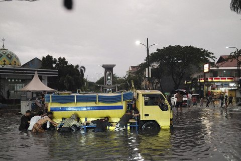 Banjir menggenangi Jalan KH Ahmad Dahlan di Kelurahan Petir, Kecamatan Cipondoh, Tangerang Selatan, Minggu (6/7/2025). Foto: Anton William/kumparan