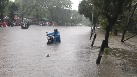 Suasana banjir di Jalan DI Panjaitan, Jakarta Timur, Minggu (6/7/2025). Foto: X/ @TMCPoldaMetro