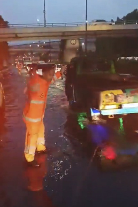 Suasana Tol Cawang km 00-200 arah Jatibening terpantau padat dikarenakan adanya genangan setinggi 30 cm dan hanya 2 lajur yang dapat dilalui pada Minggu (6/7/2025). Foto: X/ @TMCPoldaMetro