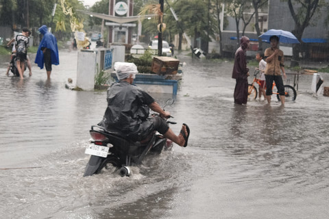 Banjir menggenangi Jalan KH Ahmad Dahlan di Kelurahan Petir, Kecamatan Cipondoh, Tangerang Selatan, Minggu (6/7/2025). Foto: Anton William/kumparan