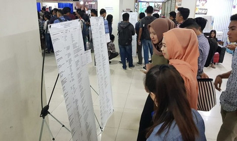Ilustrasi para pencari kerja melihat lowongan kerja pada kegiatan Job Fair.