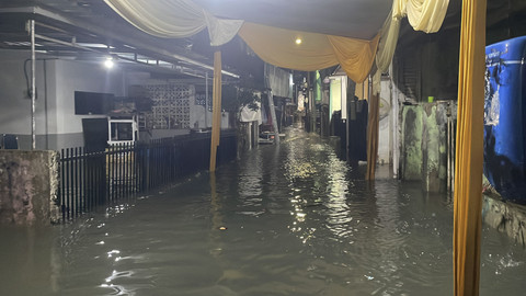 Banjir masih menggenangi RW 07 Kelurahan Bidara Cina, Jakarta Timur, Minggu (6/7/2025). Foto: Fadhil Pramudya/kumparan