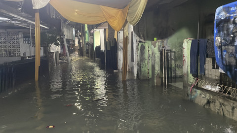 Banjir masih menggenangi RW 07 Kelurahan Bidara Cina, Jakarta Timur, Minggu (6/7/2025). Foto: Fadhil Pramudya/kumparan