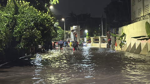 Banjir setinggi lutut orang biasa rendam kawasan Stasiun KCIC Halim, Jakarta Timur, Minggu (6/7/2025). Foto: Fadjar Hadi/kumparan