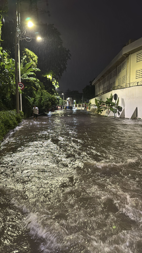 Banjir setinggi lutut orang biasa rendam kawasan Stasiun KCIC Halim, Jakarta Timur, Minggu (6/7/2025). Foto: Fadjar Hadi/kumparan