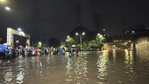 Banjir setinggi lutut orang biasa rendam kawasan Stasiun KCIC Halim, Jakarta Timur, Minggu (6/7/2025). Foto: Fadjar Hadi/kumparan