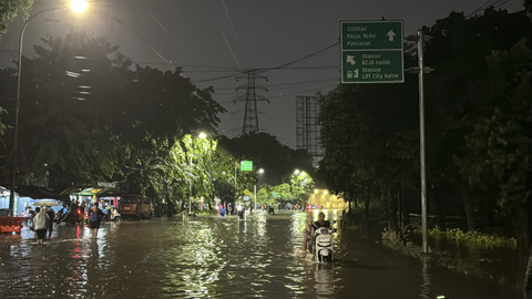 Banjir setinggi lutut orang biasa rendam kawasan Stasiun KCIC Halim, Jakarta Timur, Minggu (6/7/2025). Foto: Fadjar Hadi/kumparan