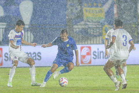 Pesepak bola Persib Bandung Adam Alis berusaha melewati pesepak bola Port FC Asnawi Mangkualam dan Tanaboon Kesarat saat pertandingan Pi... </div>
<div class=