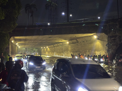 Banjir di terowongan Jalan DI Panjaitan, Jakarta Timur pada Minggu (6/7/2025). Foto: Abid Raihan/kumparan