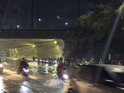 Banjir di terowongan Jalan DI Panjaitan, Jakarta Timur pada Minggu (6/7/2025). Foto: Abid Raihan/kumparan