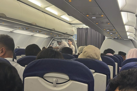 Penumpang pesawat Super Air Jet IU-736 rute Jakarta-Denpasar yang berangkat pukul 16.26 WIB dialihkan untuk landing di Surabaya atas alasan cuaca buruk di bandara Ngurah Rai, Denpasar, Minggu (6/7/2025). Foto: Dok. Istimewa