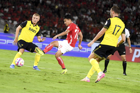 Pesepak bola Indonesia All Stars Witan Sulaiman (tengah) melepas tendangan saat bertanding melawan Oxford United FC pada pertandingan Piala Presiden 2025 di Stadion Gelora Bung Karno, Jakarta, Minggu (6/7/2025). Foto: Muhammad Adimaja/ANTARA FOTO