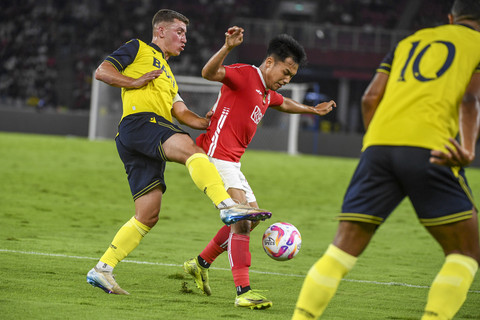 Pesepak bola Indonesia All Stars Witan Sulaiman (tengah) mencoba melewati Pemain Oxford United FC Cameron Brannagan (kiri) dan Matthew Phillips (kanan) saat pertandingan Piala Presiden 2025 di Stadion Gelora Bung Karno, Jakarta, Minggu (6/7/2025). Foto: Muhammad Adimaja/ANTARA FOTO